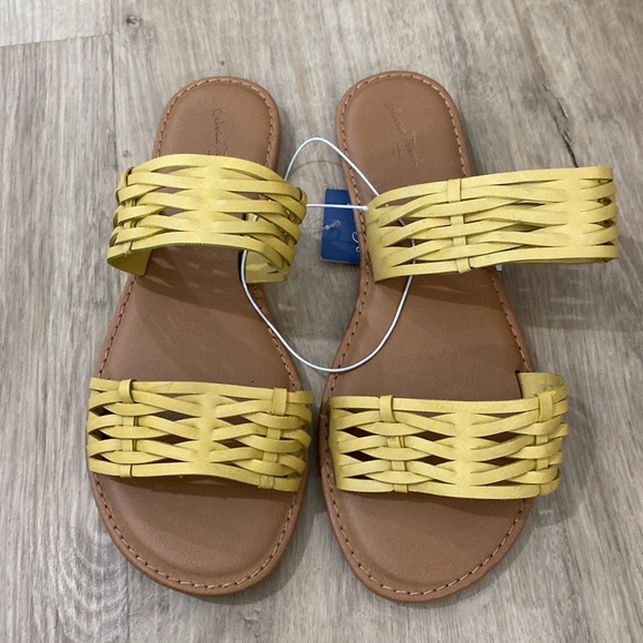 NEW Women’s Universal Thread Addie Sandals - Picture 2 of 3